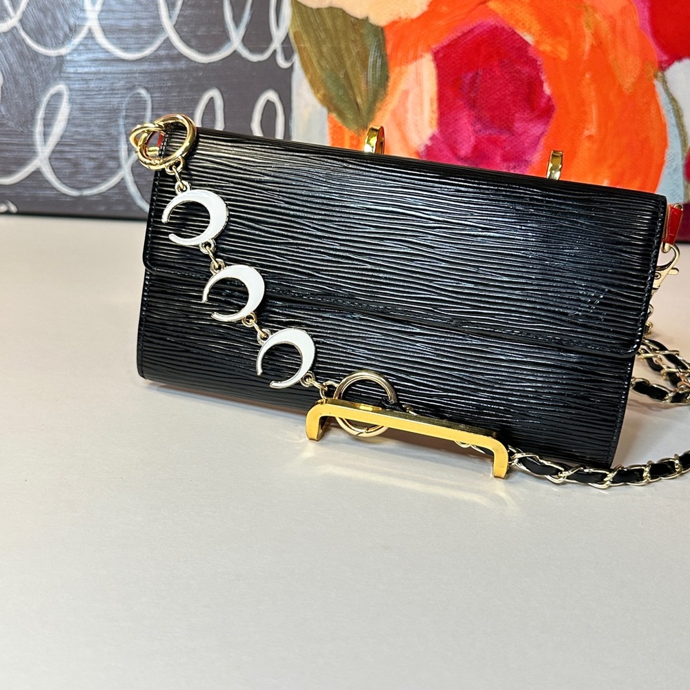 Louis Vuitton black epi Sarah wallet in excellent condition